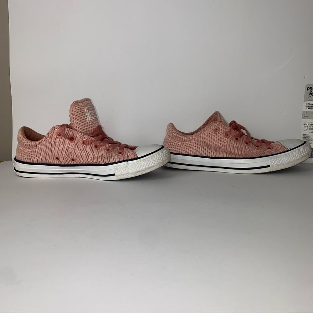 Converse Chuck Taylor low tops pink size 9 worn once